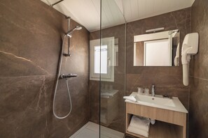 Doppia Superior, vista mare | Bagno | Asciugacapelli, asciugamani, sapone, shampoo