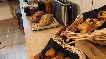 Se ofrece un desayuno bufé todos los días (por un coste adicional)