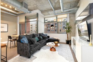 TV - Union Station downtown and gameday retreat! (Denver)