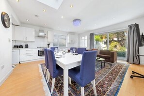 Fridge, microwave, oven, stovetop - *Modern spacious four bedroom house in London* (London)