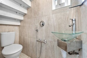 Shower, hair dryer, bidet, towels - *Modern spacious four bedroom house in London* (London)