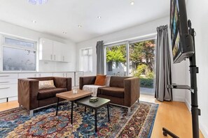 Smart TV - *Modern spacious four bedroom house in London* (London)
