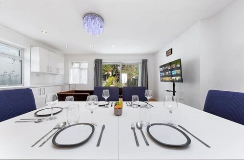 *Modern spacious four bedroom house in London*