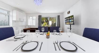 *Modern spacious four bedroom house in London*