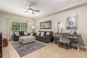 TV - Beautiful Resort-Style Condo in Desert Ridge, Phoenix. . .Comfy King Size Bed! (Phoenix)