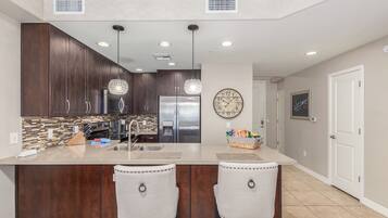 Microondas, horno, parrilla de estufa y lavavajillas