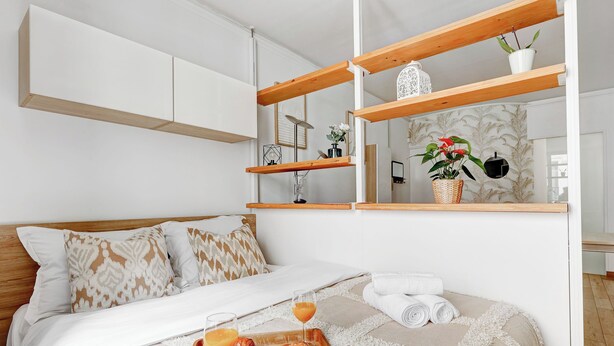Departamento urbano, 1 cama matrimonial y sofá cama, para no fumadores, vista a la ciudad | Área de sala de estar | Smart TV de 40 pulgadas con canales vía satélite 