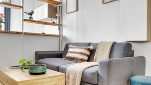 Departamento urbano, 1 cama matrimonial y sofá cama, para no fumadores, vista a la ciudad | Área de sala de estar | Smart TV de 40 pulgadas con canales vía satélite 