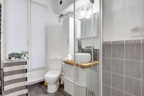 City Apartment, 1 Double Bed with Sofa bed, Non Smoking, City View | Bathroom - Modern 1BR by Bourse & Montorgueil (Paris)