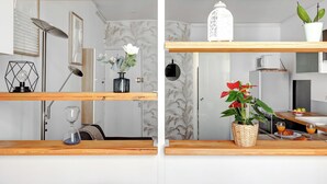 Departamento urbano, 1 cama matrimonial y sofá cama, para no fumadores, vista a la ciudad | Área de sala de estar | Smart TV de 40 pulgadas con canales vía satélite 