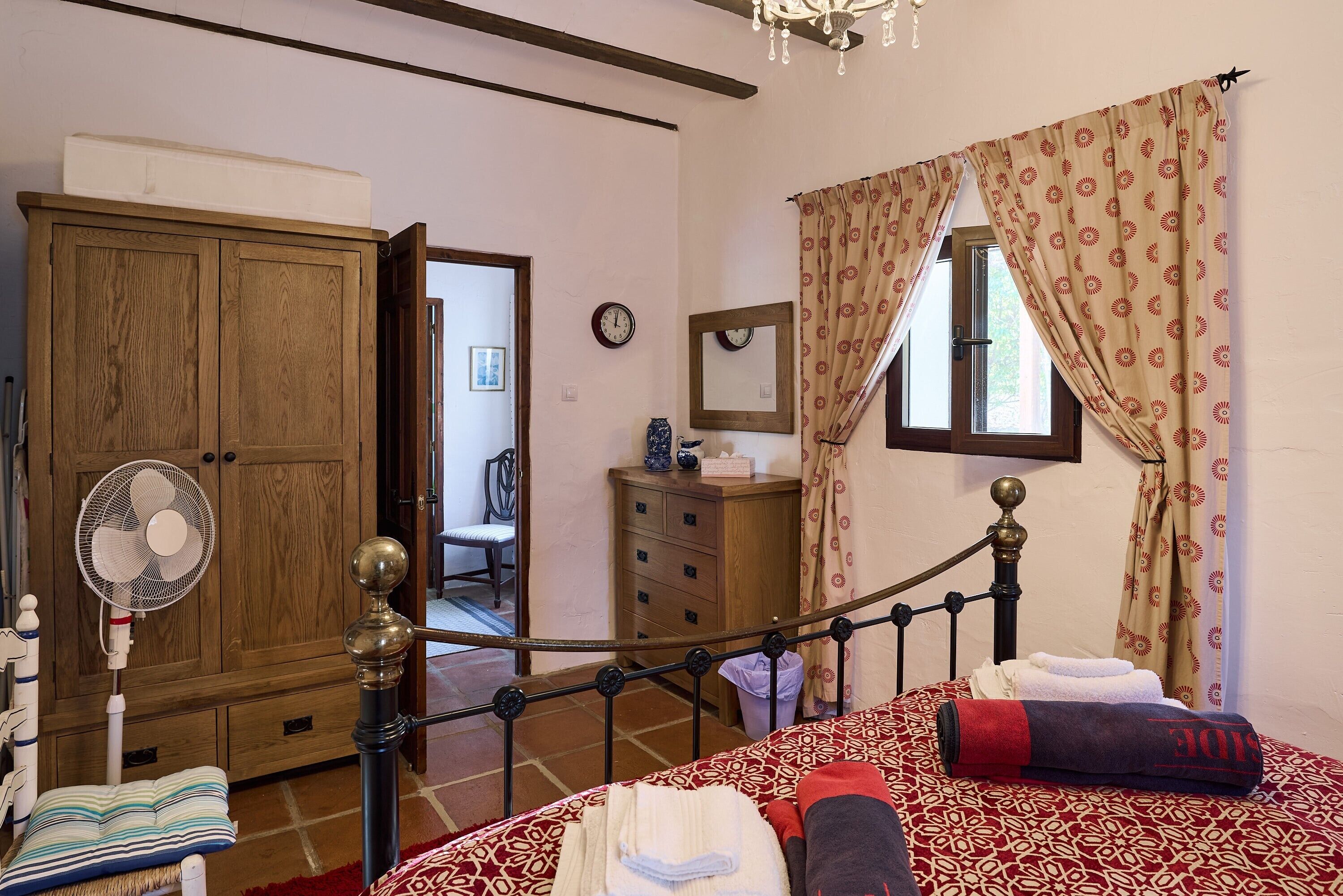 1 habitación, tabla de planchar con plancha, wifi y ropa de cama 