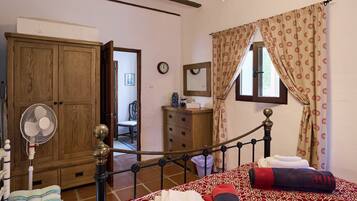 1 habitación, tabla de planchar con plancha, wifi y ropa de cama