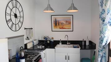 冷蔵庫、電子レンジ、オーブン、コンロ