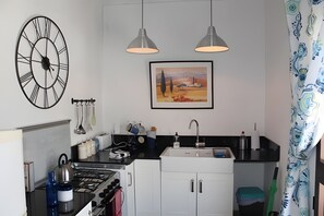 Kylskåp, mikrovågsugn, ugn och spishäll