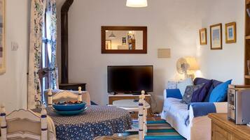 Televisión, chimenea, reproductor de DVD, estéreo