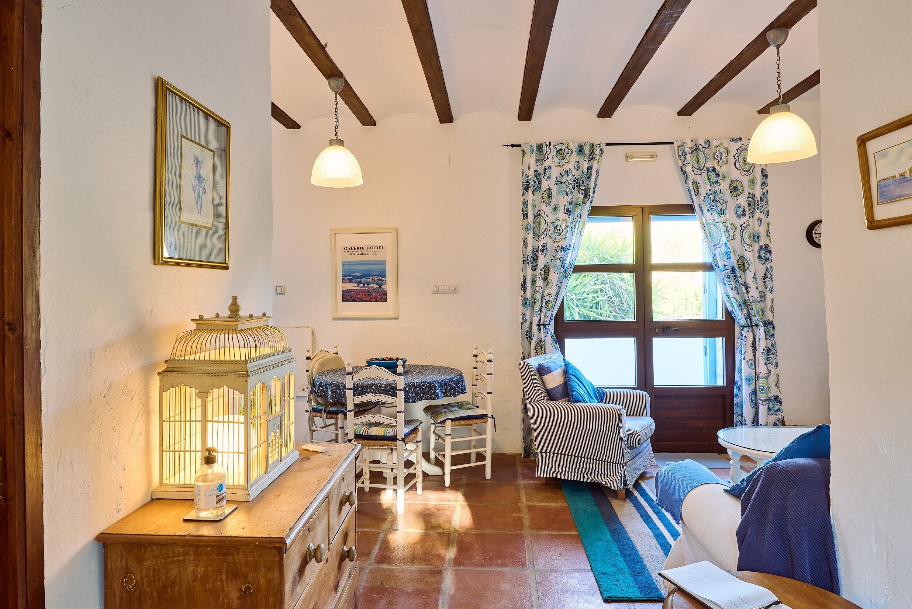 Una televisión, una chimenea, un reproductor de DVD