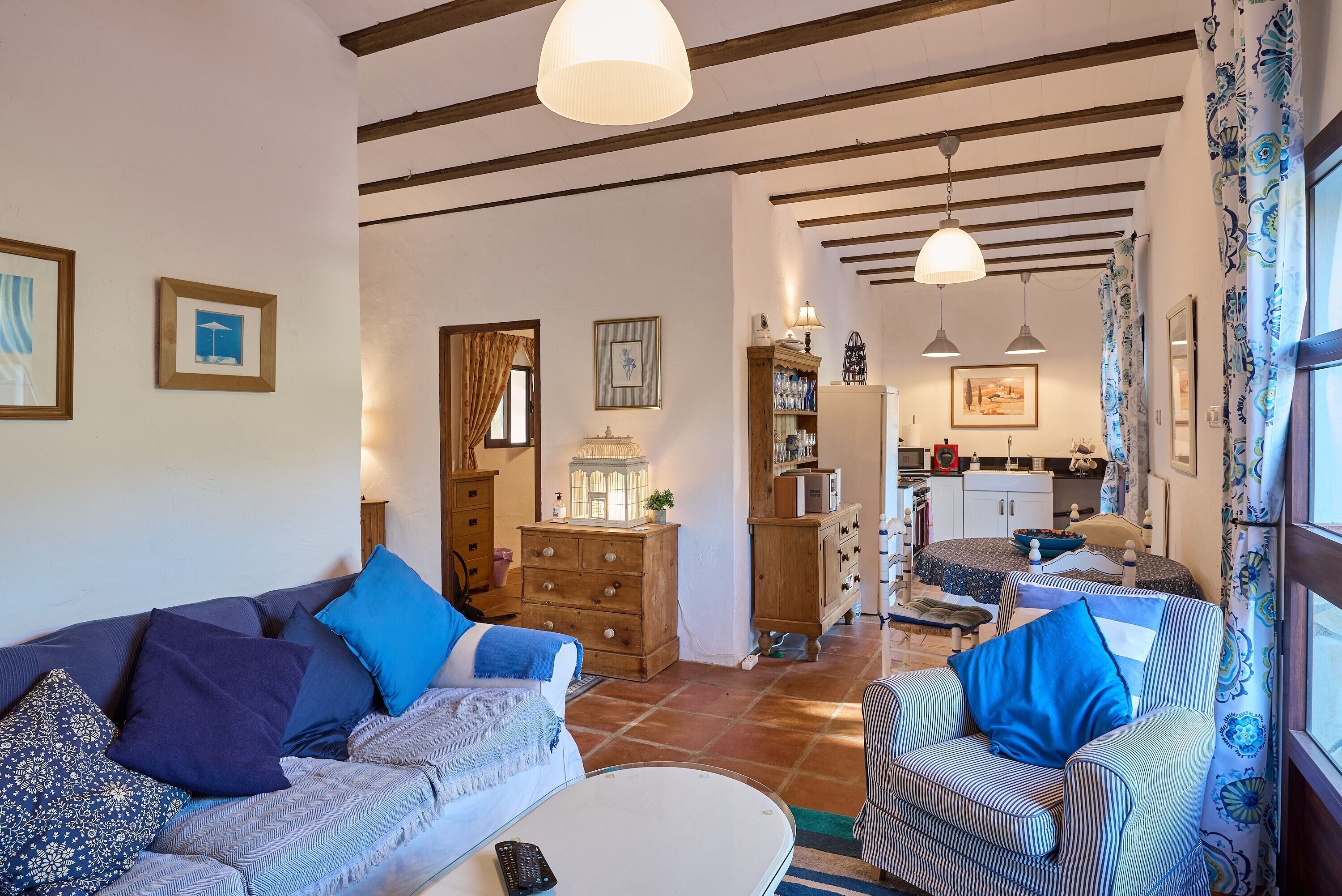 Televisie, een open haard, een dvd-speler en een stereo