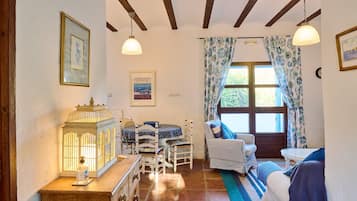 Een televisie, een open haard, een dvd-speler en een stereo