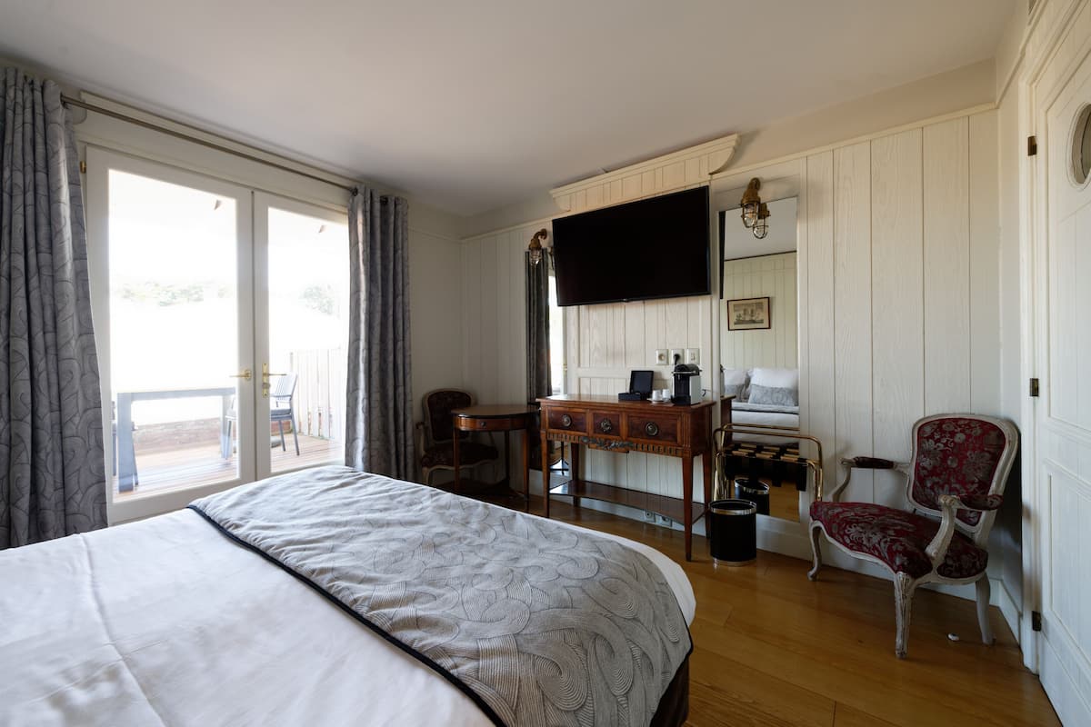 Classic Double Room, Garden View | In-room safe, soundproofing, WiFi (free)