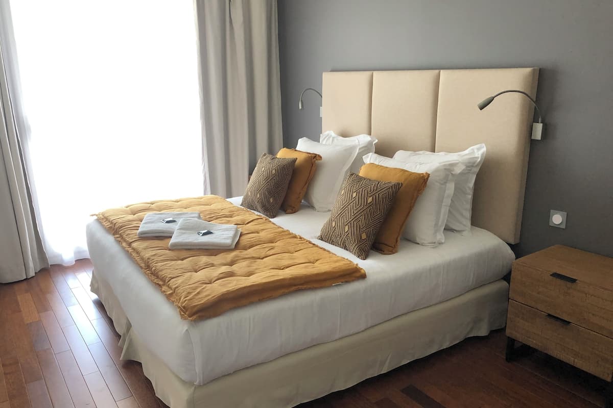 Suite Deluxe, balcón, vistas al jardín | Caja fuerte, sistema de insonorización, wifi gratis