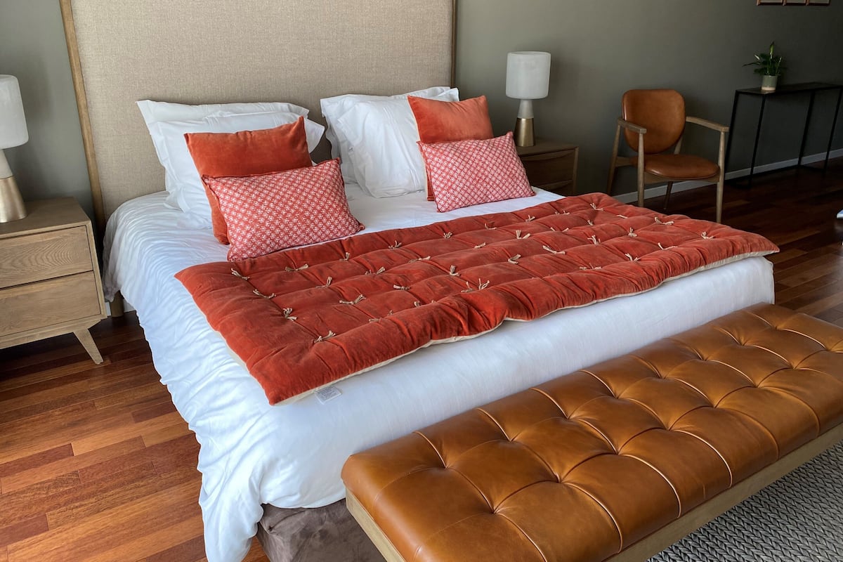 Quarto casal superior, sacada, vista parcial para o mar | Cofres nos quartos, quartos à prova de som, Wi-Fi de cortesia