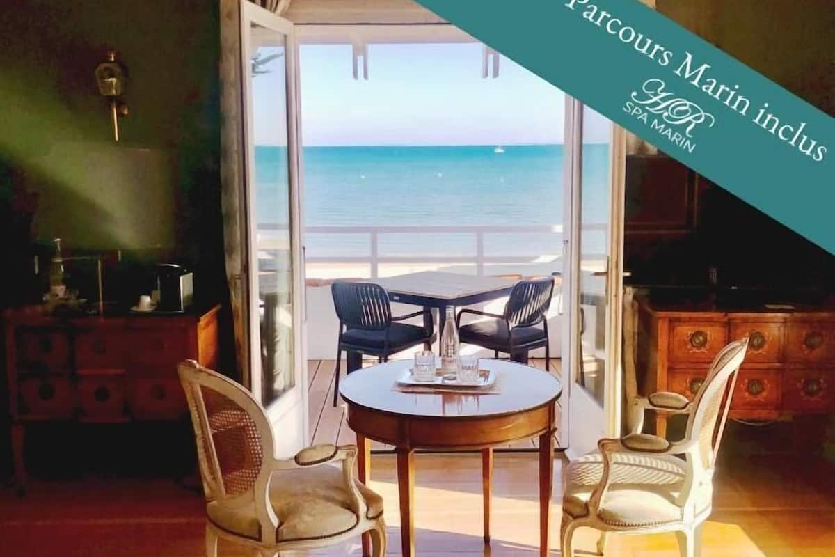 Suíte luxo, sacada, vista para o jardim | Cofres nos quartos, quartos à prova de som, Wi-Fi de cortesia