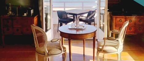 Deluxe-sviitti, parveke, näköala puutarhaan | Tallelokero huoneessa, äänieristys, ilmainen Wi-Fi