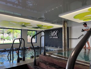 Una piscina al aire libre de temporada