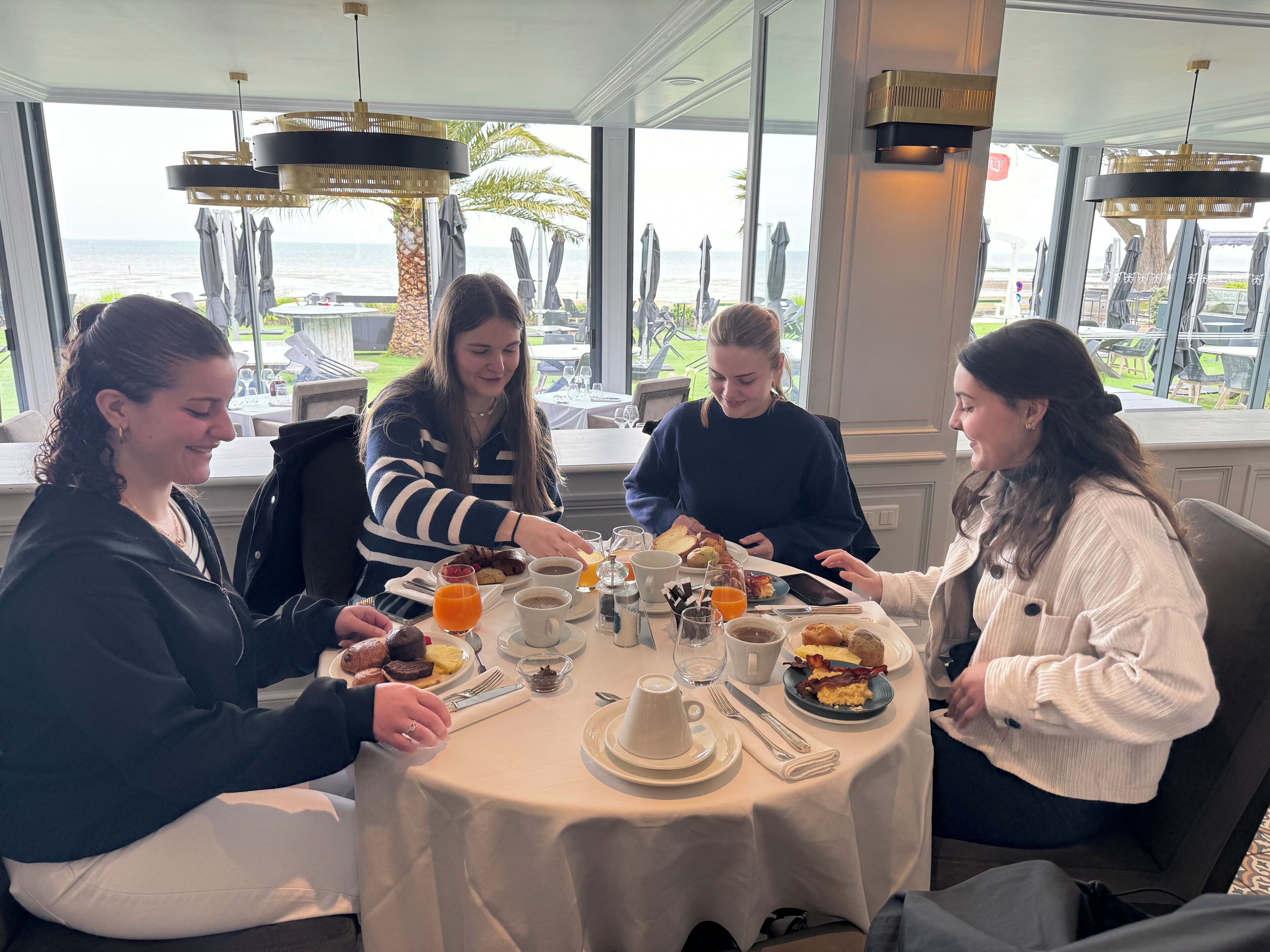 Petit déjeuner buffet (29 EUR par personne)