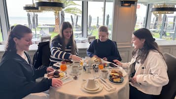 Petit déjeuner buffet (29 EUR par personne)