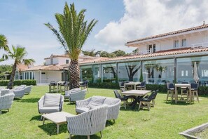 Outdoor dining - HR Hôtel & Spa Marin (La Flotte)