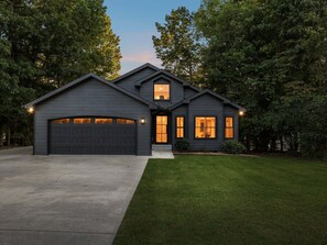 Exterior - Million Dollar Views + Luxury + Infinity Deck (Winchester)
