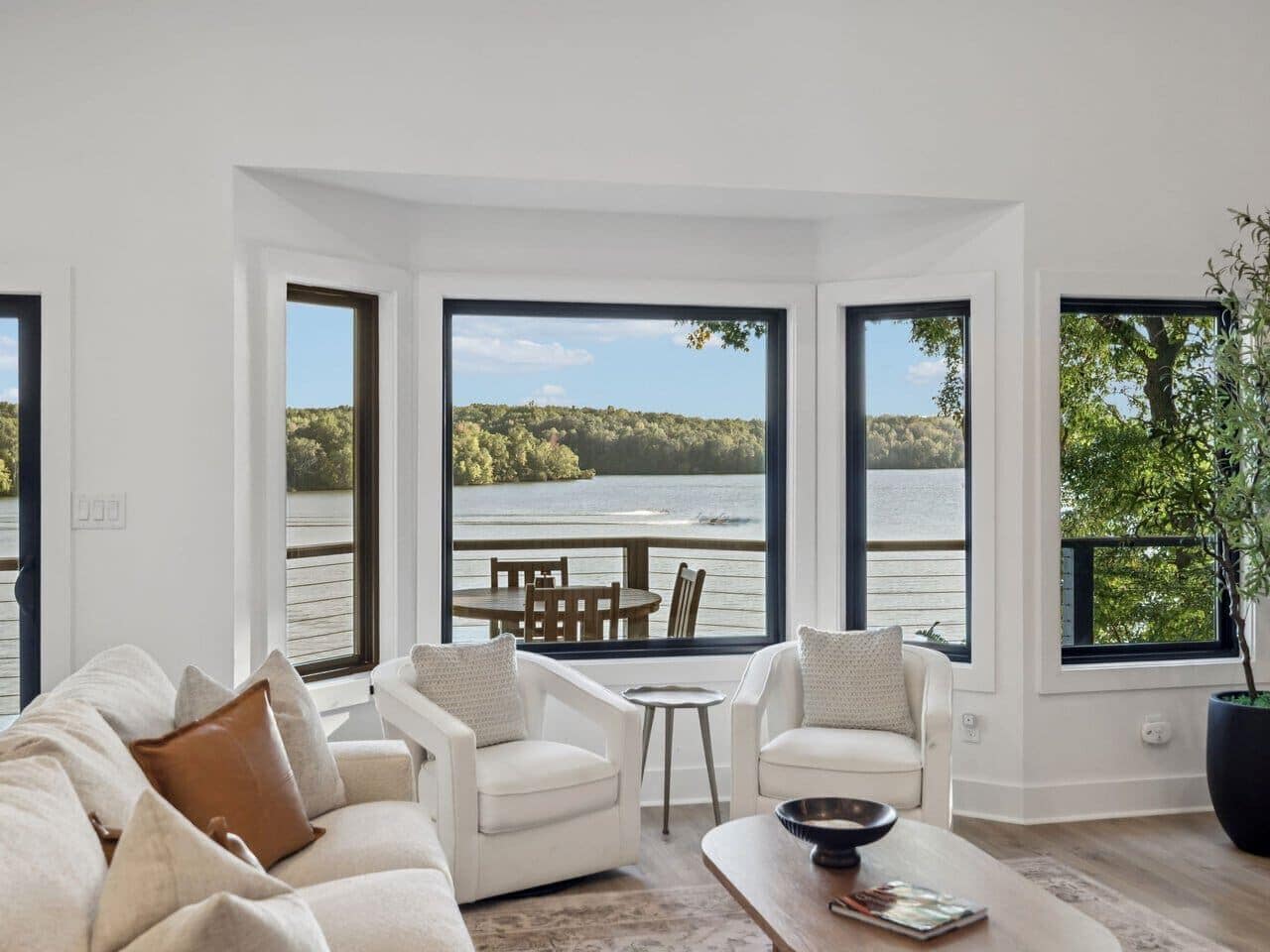 Télévision, cheminée, table de tennis de table