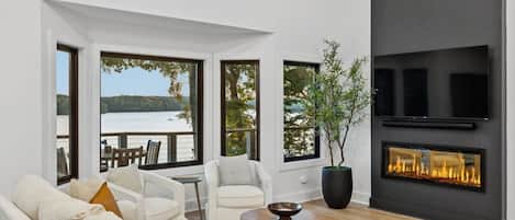 Télévision, cheminée, table de tennis de table