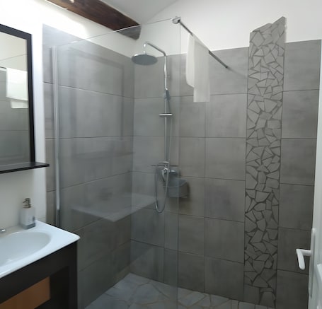 Shower, hair dryer. Holiday Home 'Le Gîte Du Vieux Mûrier Côté Est' with Private Garden, Wi-Fi and Air Conditioning