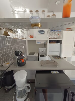 Kühlschrank, Mikrowelle, Ofen, Herdplatte