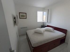 1 chambre, fer et planche à repasser