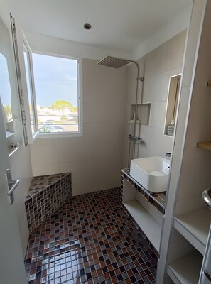 Shower, hair dryer - Apartment 'Mer Et Soleil' with Private Terrace (Port Camargue)