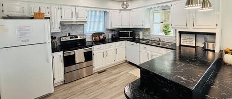 Microondas, horno, placa de cocina