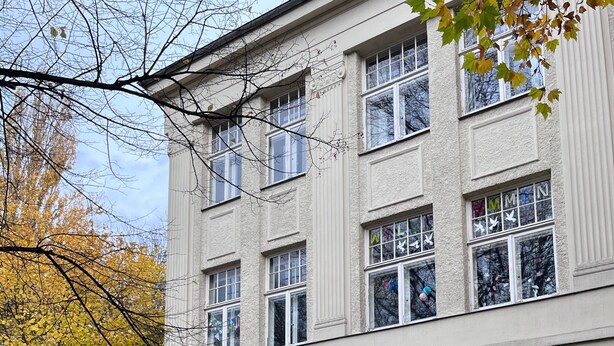 Monikerroksinen rakennus, jossa on suuret ikkunat ja klassinen arkkitehtoninen tyyli.