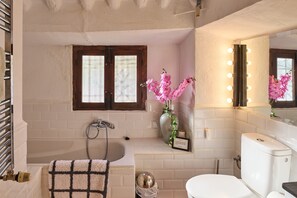 Shower, hair dryer, towels - Holiday Home '3 Bedrooms' with Mountain View, Shared Pool and Wi-Fi (Iznájar)