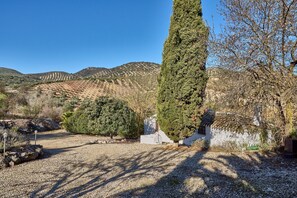 Property grounds - Holiday Home '3 Bedrooms' with Mountain View, Shared Pool and Wi-Fi (Iznájar)