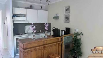 KĂŒhlschrank, Ofen, Herdplatte, Hochstuhl