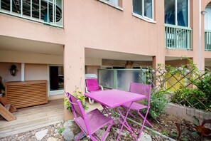 Outdoor dining - Feet in the Water – Serenity Facing the Mediterranean (Saint-Étienne-de-Tinée)