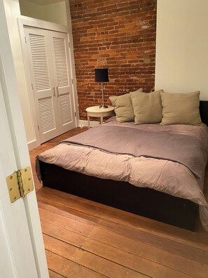 2 عدّة غرف نوم ومكواة/لوح كي وواي فاي وملاءات أسرّة