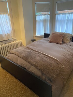 2 عدّة غرف نوم ومكواة/لوح كي وواي فاي وملاءات أسرّة