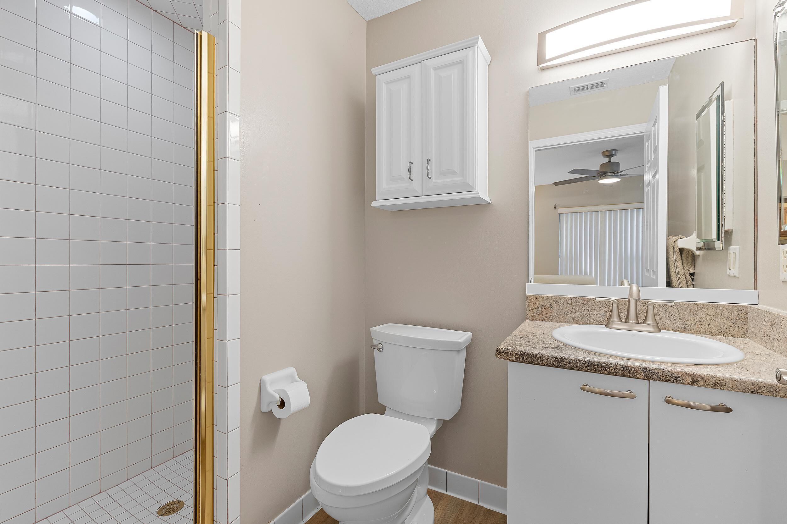 Un baño con inodoro, lavabo y ducha.