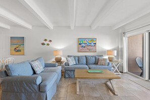 Condo, varias camas (Ocean Club North A103) | Área de sala de estar