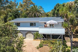 Exterior - Bay Haven – Walk to Palm Beach (Waiheke Island)