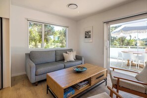TV, offices - Bay Haven – Walk to Palm Beach (Waiheke Island)